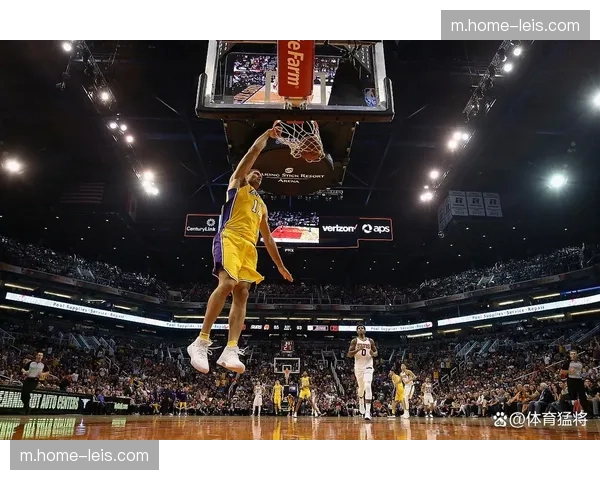 詹姆斯高效12投8中 老将投篮选择依然保持顶级水准